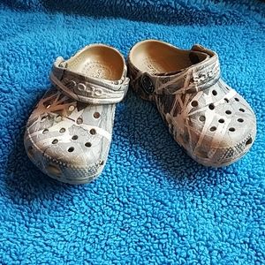 🐊camo crocs